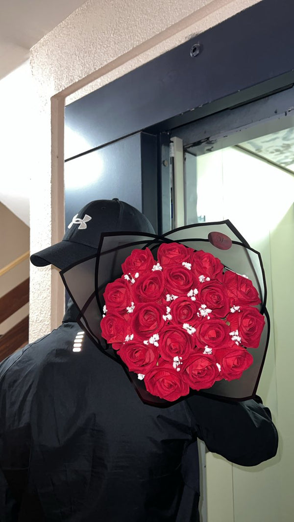 Bouquet porté sur l'épaule devant une porte