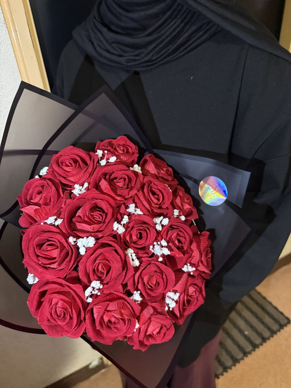 Bouquet tenu contre soi avec son sticker holographique