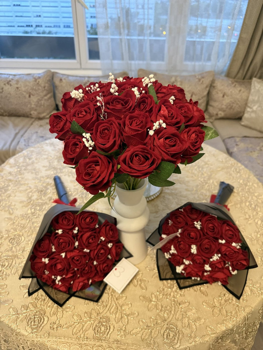 Les roses posées dans un vase blanc